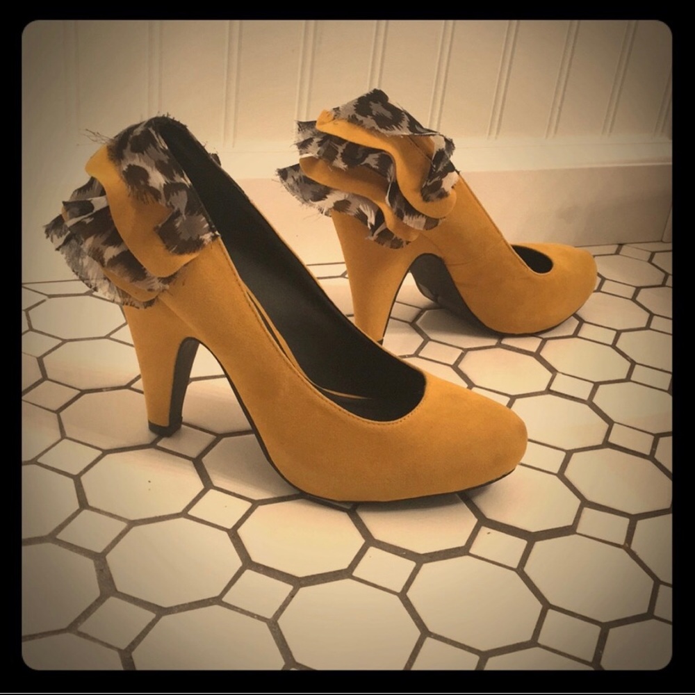 BKE Buckle Sole Heels size 8